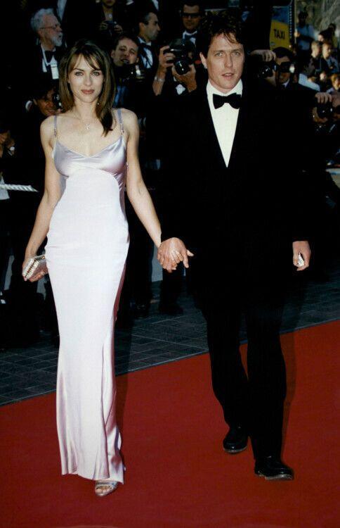 虽然赫莉妈咪适合大开大合、大花大彩的所有造型，但穿浅色系也依旧是夺目的美。 