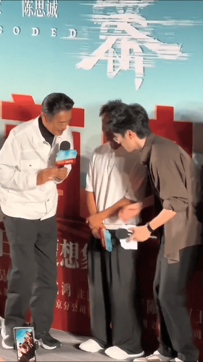 都说娱乐圈也是一个人情世故的圈子
这话一点不假
原来周润发的地位居然不如陈道明
