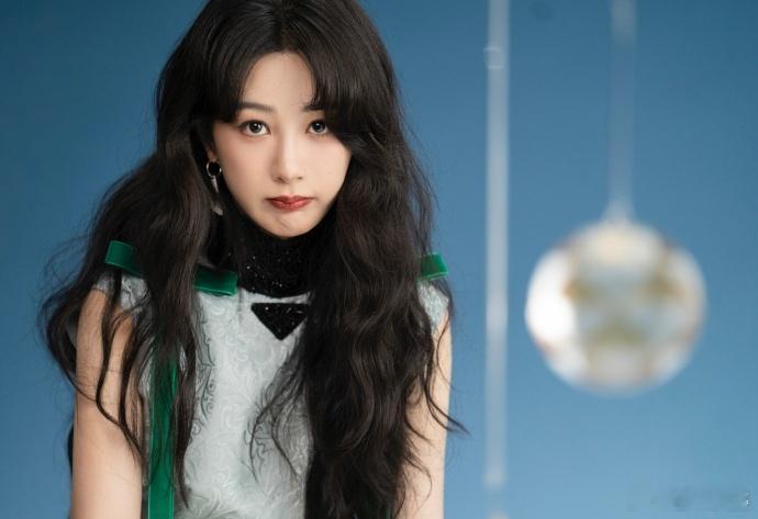 杨紫红唇美照 杨紫红唇美照，暗纹无袖造型好美，微微一笑迷得我神魂颠倒  