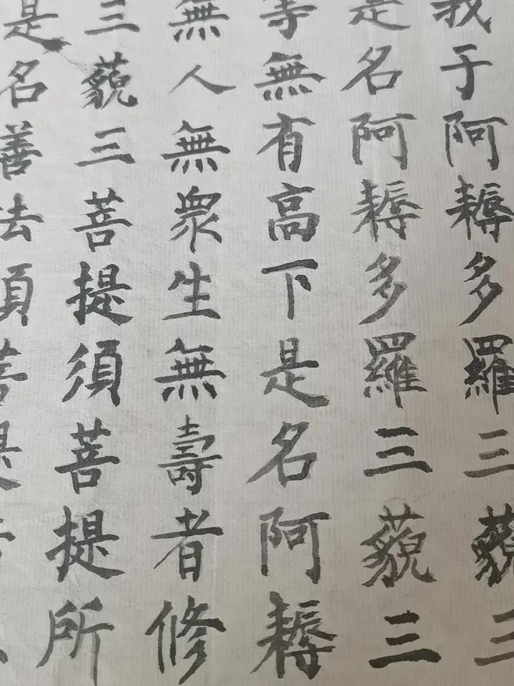 小时候喜欢画画，因为这个爱好在初中混了个板报组组长，每次都是年纪第一名，没办法天