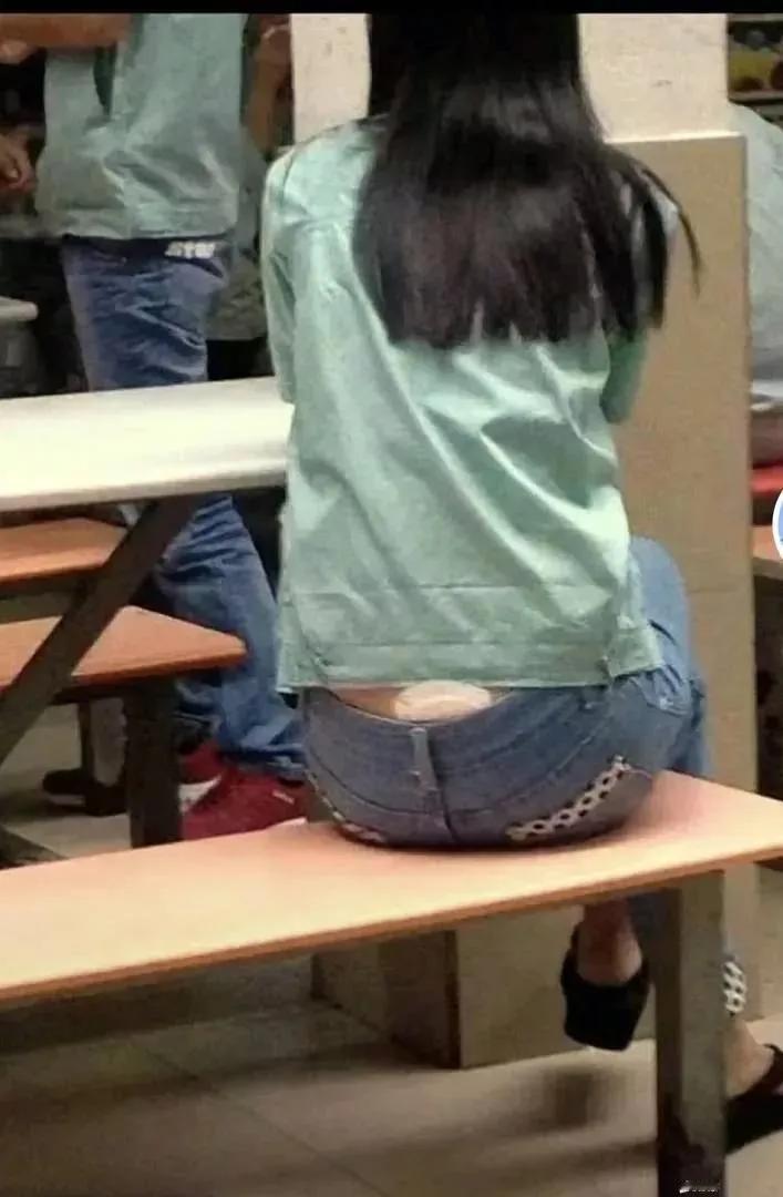 你说我怎么提醒她才显得我很绅士？