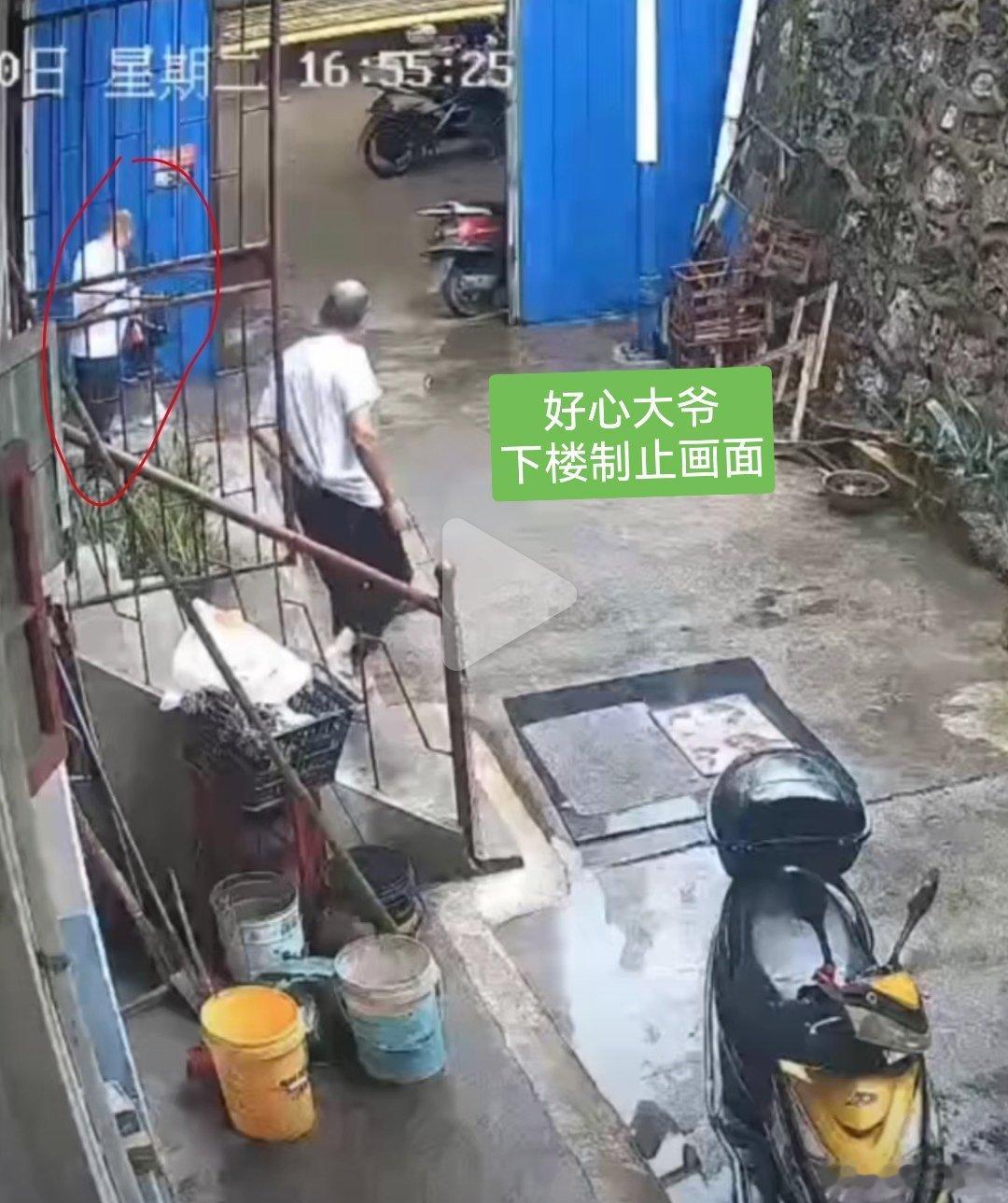 女童被陌生男子拖进小巷案，出手制止的大爷评“见义勇为”正在走程序，结果尚不清楚。