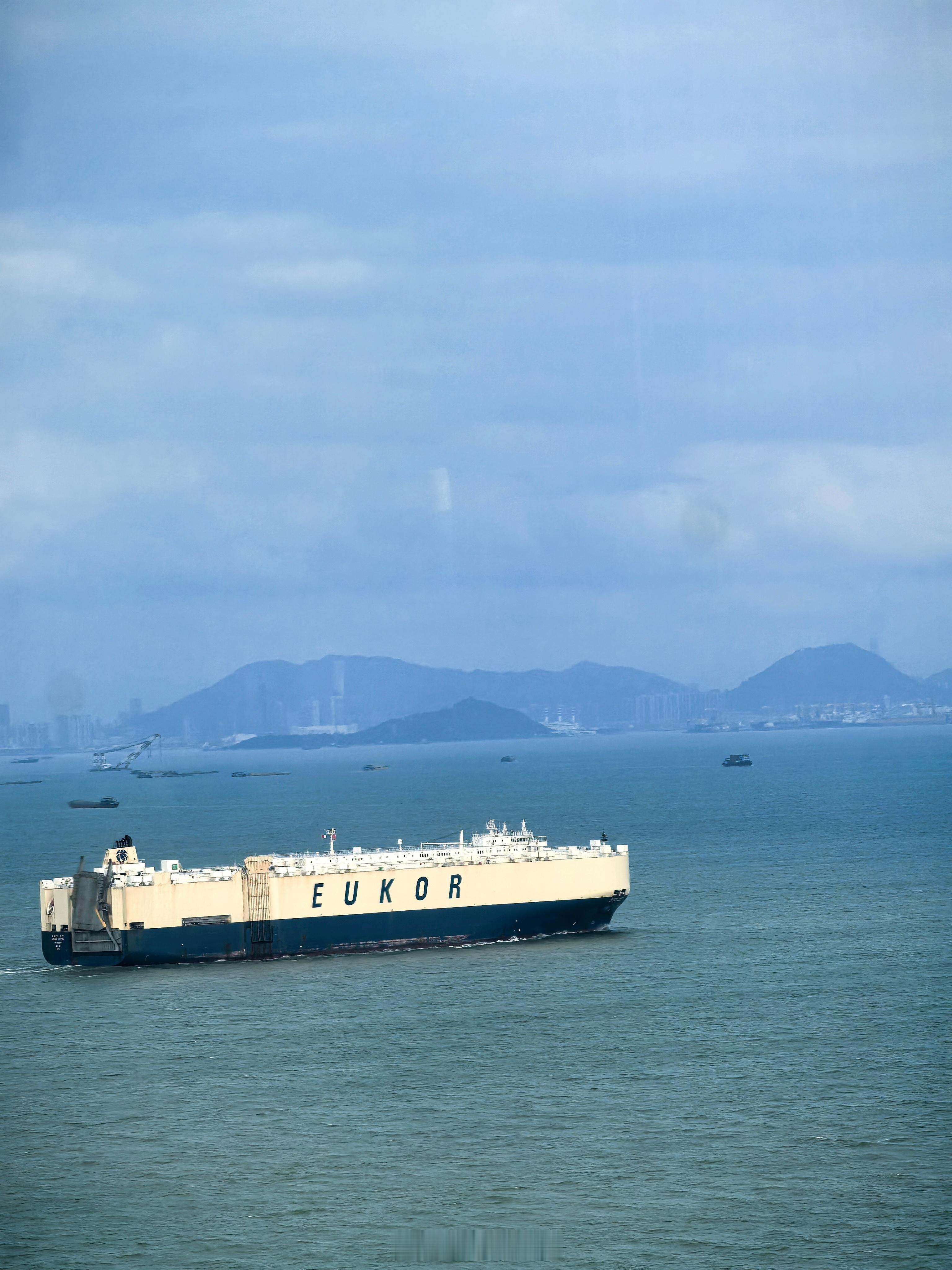 这个大船牛逼了全球最大的滚装航运集团之一，主营汽车、工程车辆海运。猜猜主要运啥车