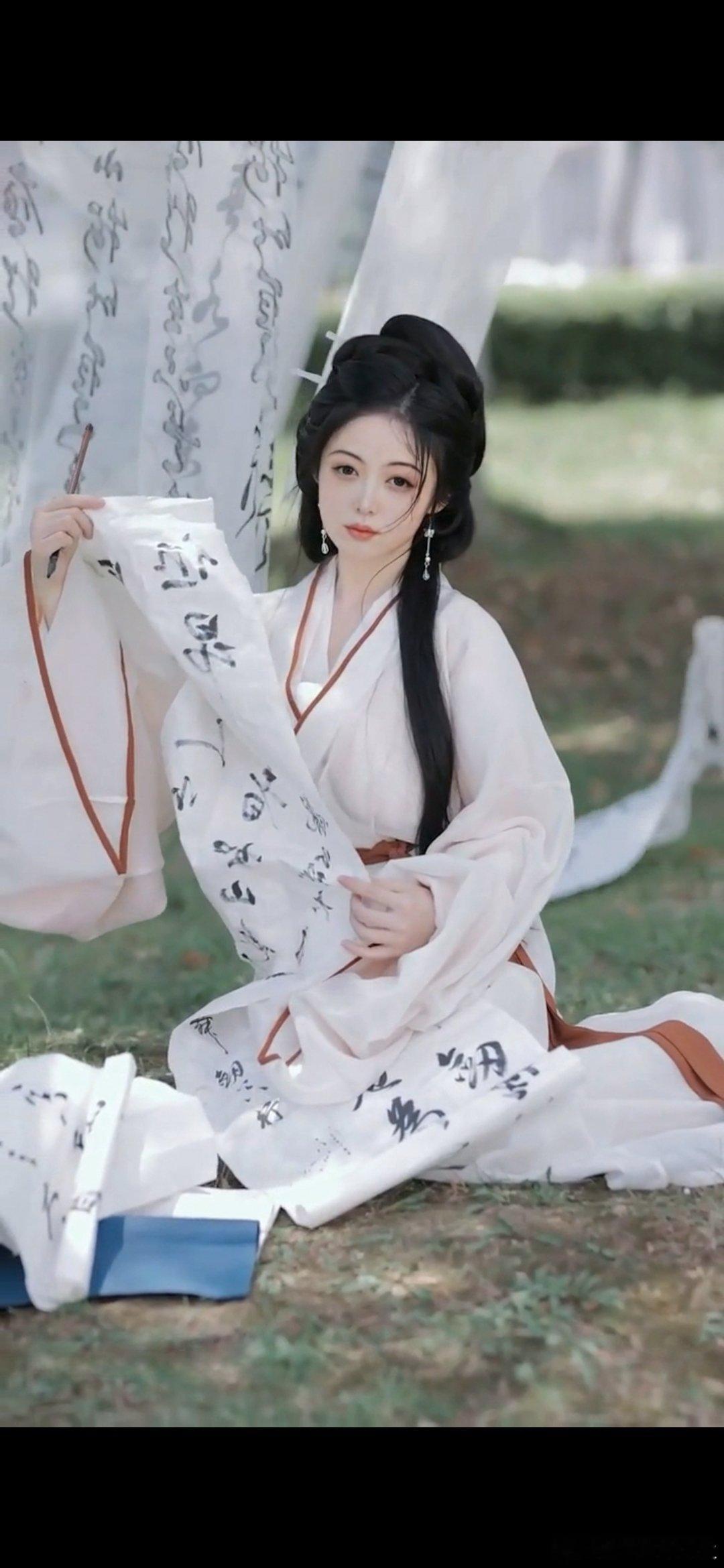 #情感#                      《无题》残妆淡化拂帘钩，斜抱