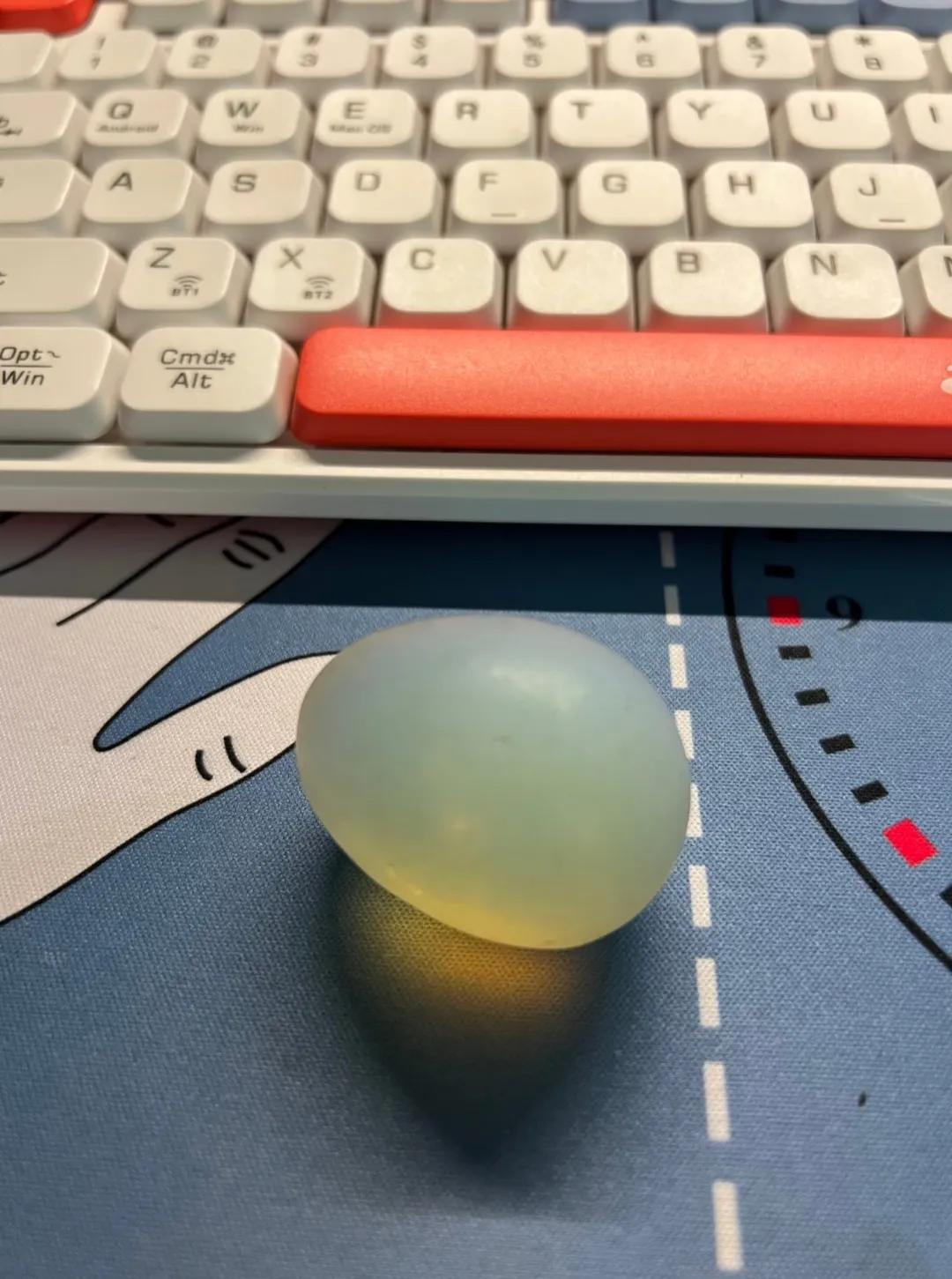 小时候捡到的石头，几十年了，不知道是什么石头，AI查了一下说是蛋白石，这是真的吗