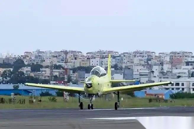 9月20日，印度斯坦航空有限公司向印度空军移交了首架HTT-40教练机。
印度国