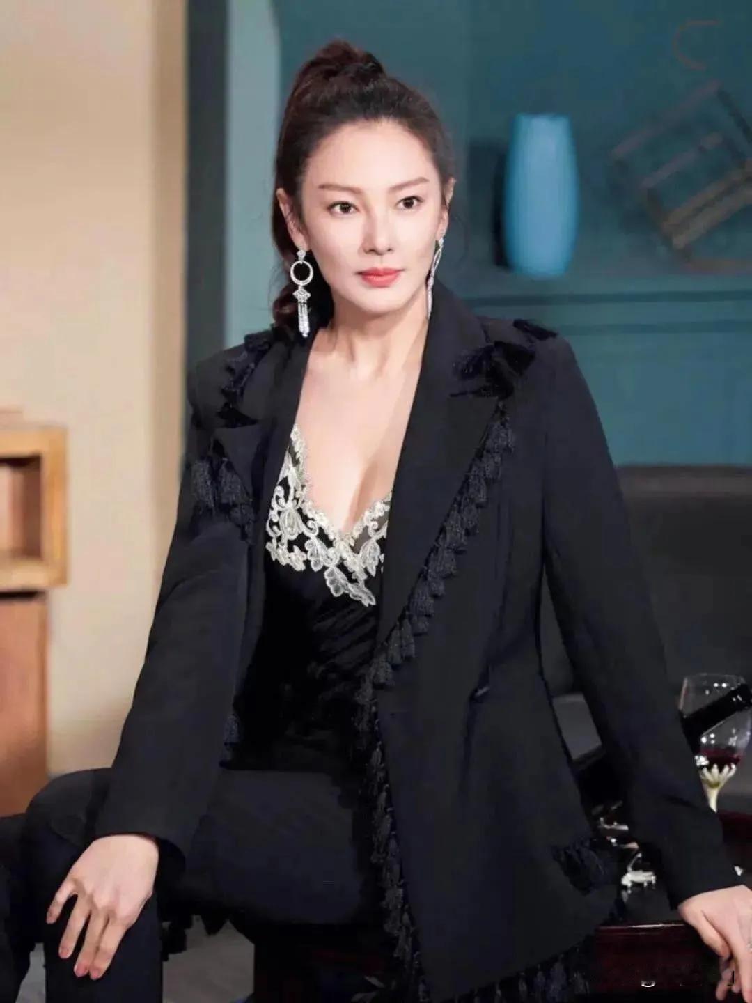 张雨绮遭葛晓倩实名举报代孕，零回应引全网热议，关键证据始终缺位
 
2026年1