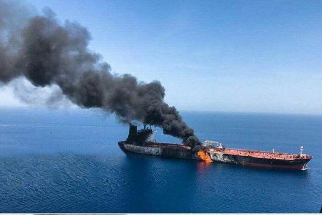 特朗普刚宣布无限期停火，伊朗转头就在霍尔木兹海峡连袭3艘货轮，用轻武器把脸打得啪