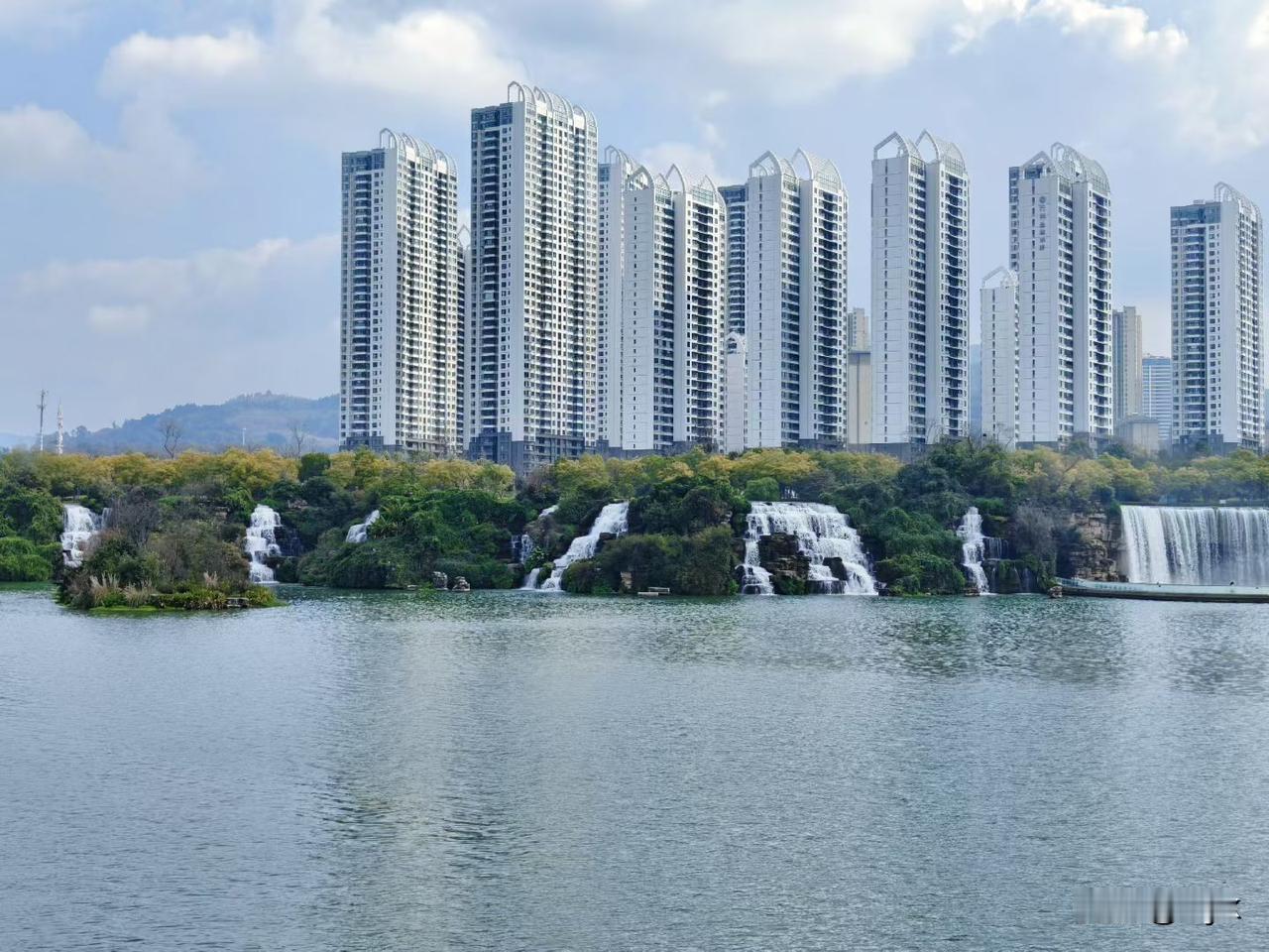 活成自己喜欢的样子，
才是人生顶配。
 
人生本就充满荆棘与缺憾，
没有事事顺遂