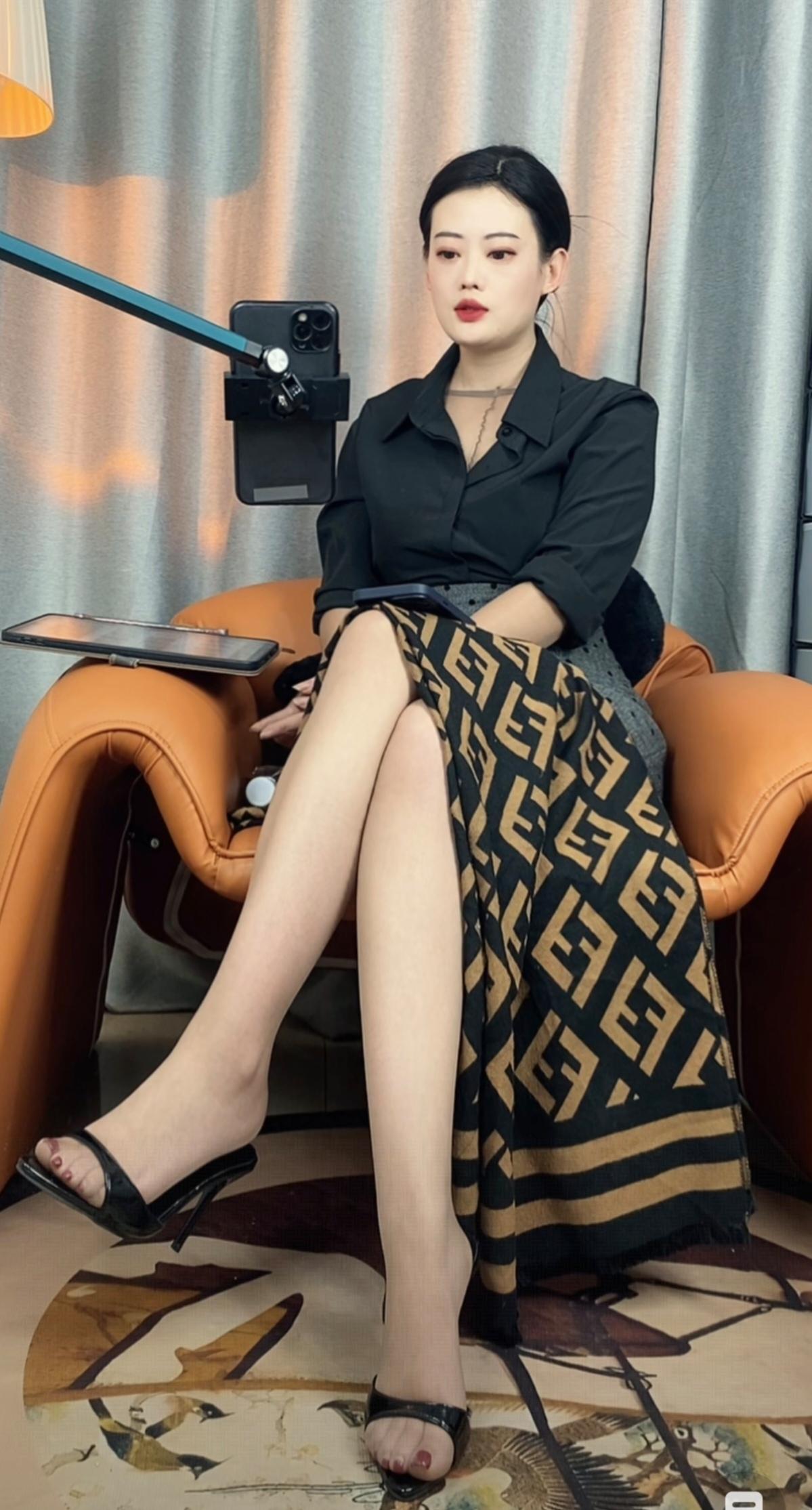优雅黑裙搭配，时尚手机自拍，尽显都市女性魅力。御姐 大长腿