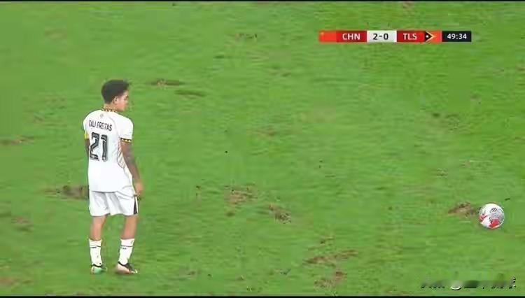 场地！问题太大了！U22男足艰难获胜，球场是个大问题！
这样的球场，不适合足球运