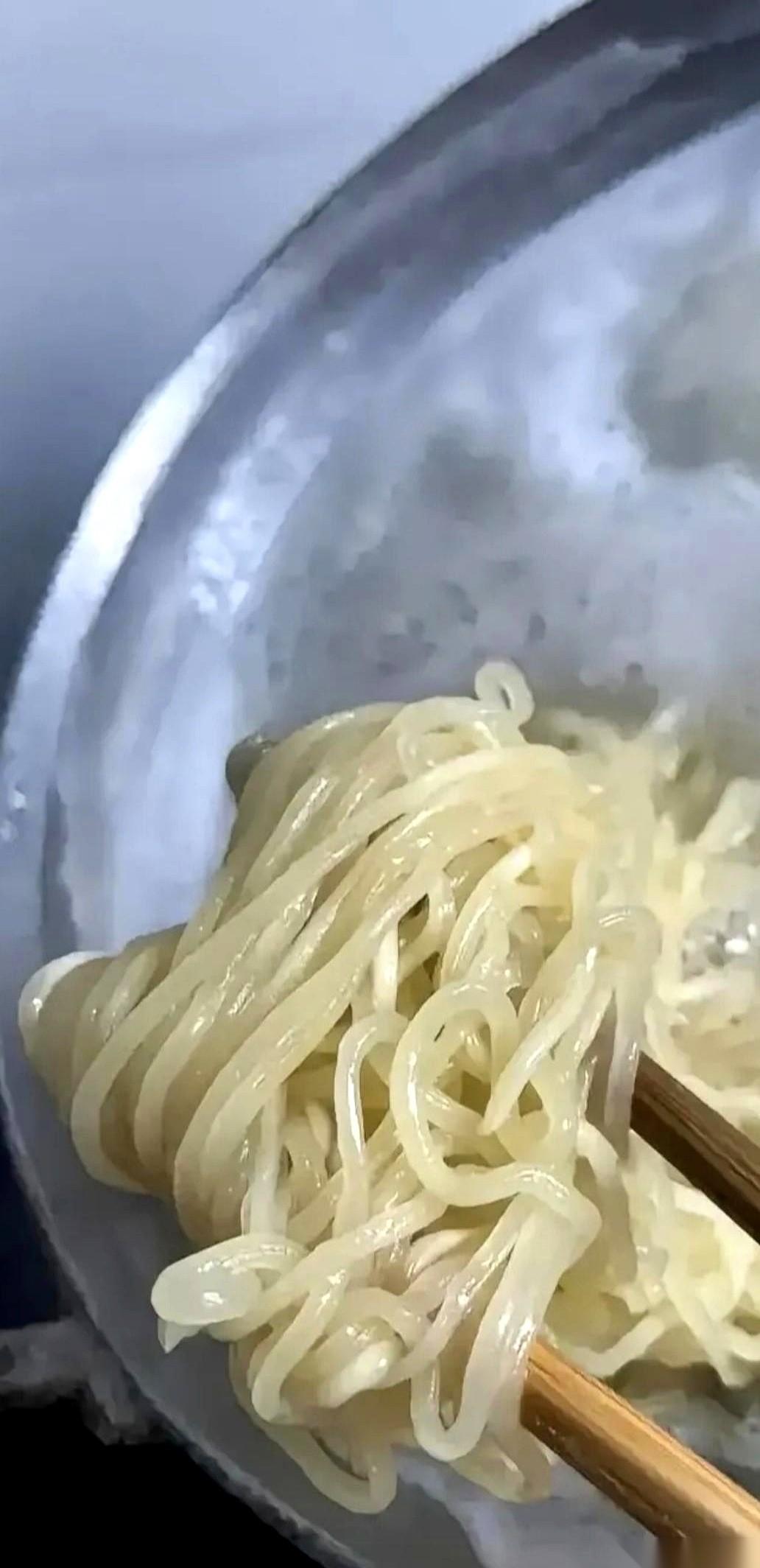 我发誓，我真的只是想吃碗普普通通的热汤面，没想在厨房搞生化实验。
但现在，看着锅