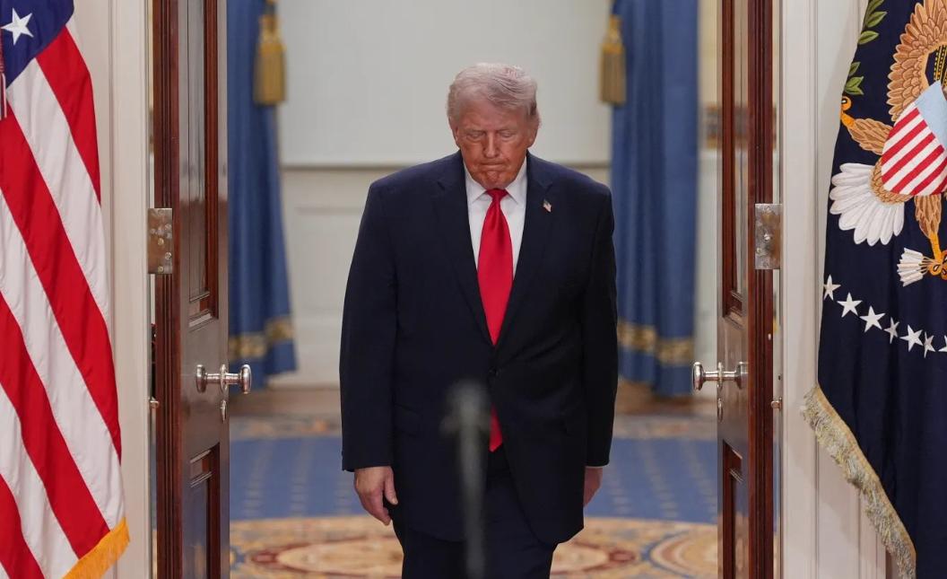 美国新闻周刊4月6日发文说：“美国宪法第二十五修正案允许副总统和内阁多数成员宣布