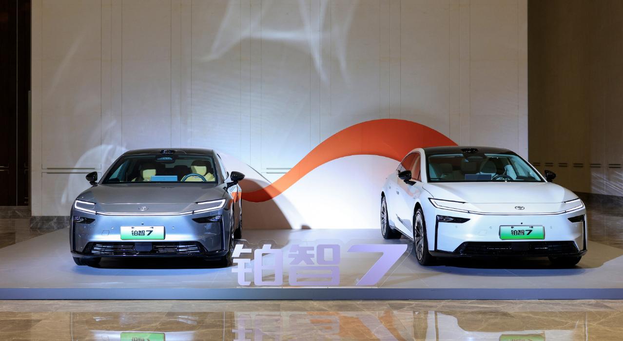 铂智7的外观设计确实不错，尤其从侧后和正后，后轮拱特别宽，外加车身侧面这S型腰线