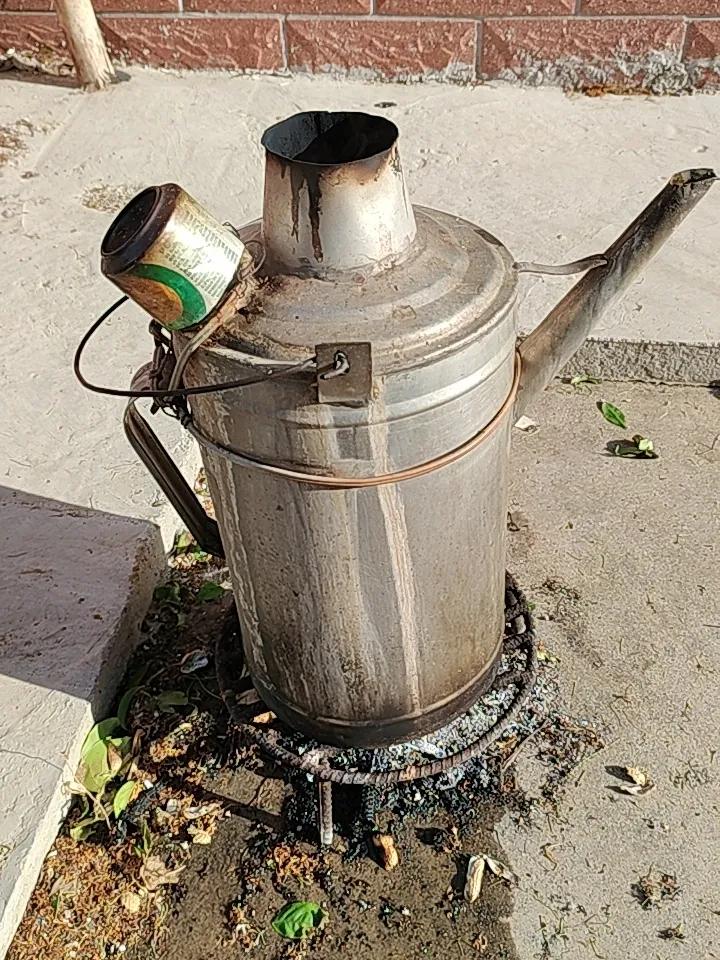 这家伙在农村叫快壶，是用木柴烧水的水壶，烧水速度很快。有人说用快壶烧水好喝，用电