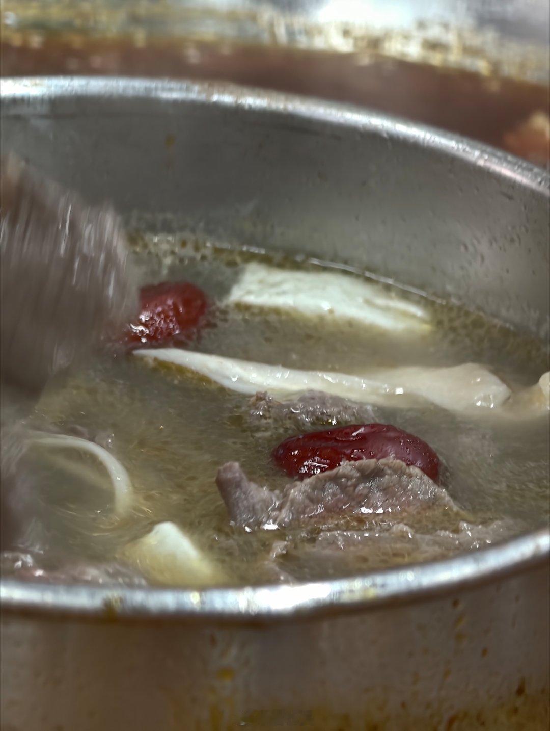 穿着配菜去吃火锅🍲在红锅前拍照，然后实际吃的白味