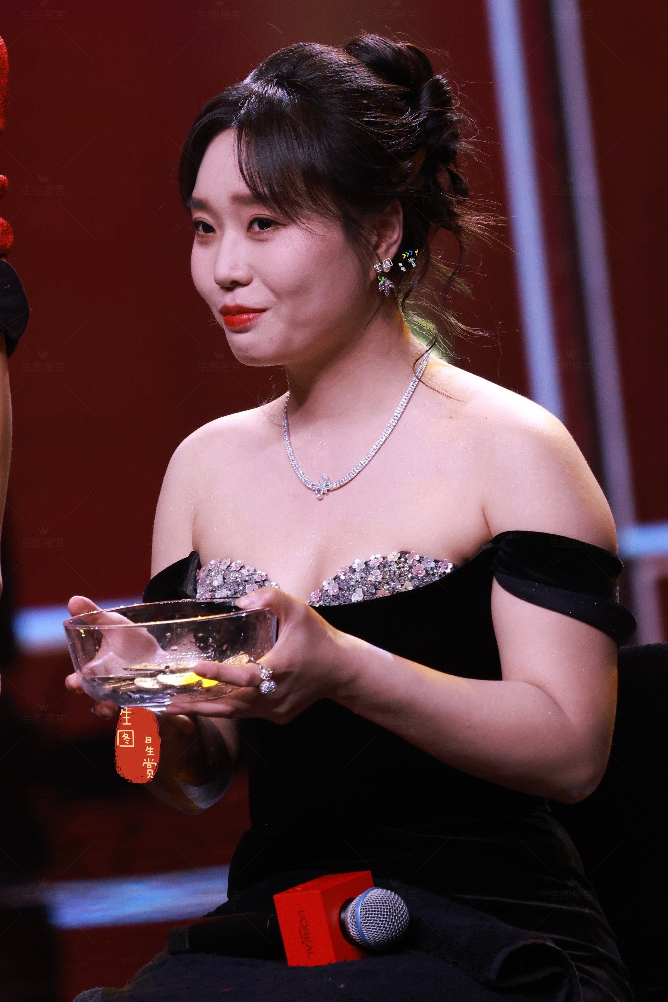 李雪琴欧莱雅新春晚会出图黑天鹅妆造，真的眼前一靓