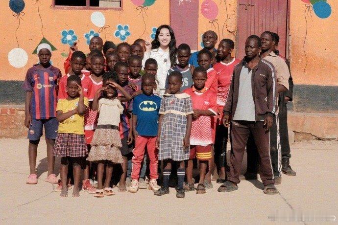 李莎旻子晒成龙合影为非洲儿童圆梦 动人的跨洋之约！乌干达儿童痴迷中国功夫，李莎旻