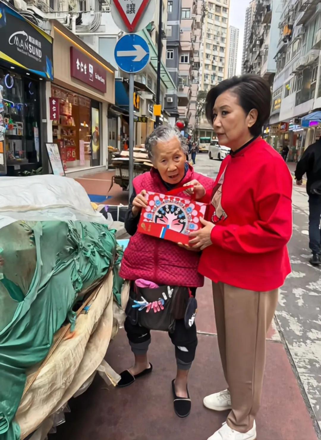 汪明荃连续多年给贫困老奶奶送春节礼物，实在太有爱了！
近日，某网友上分享了在铜锣