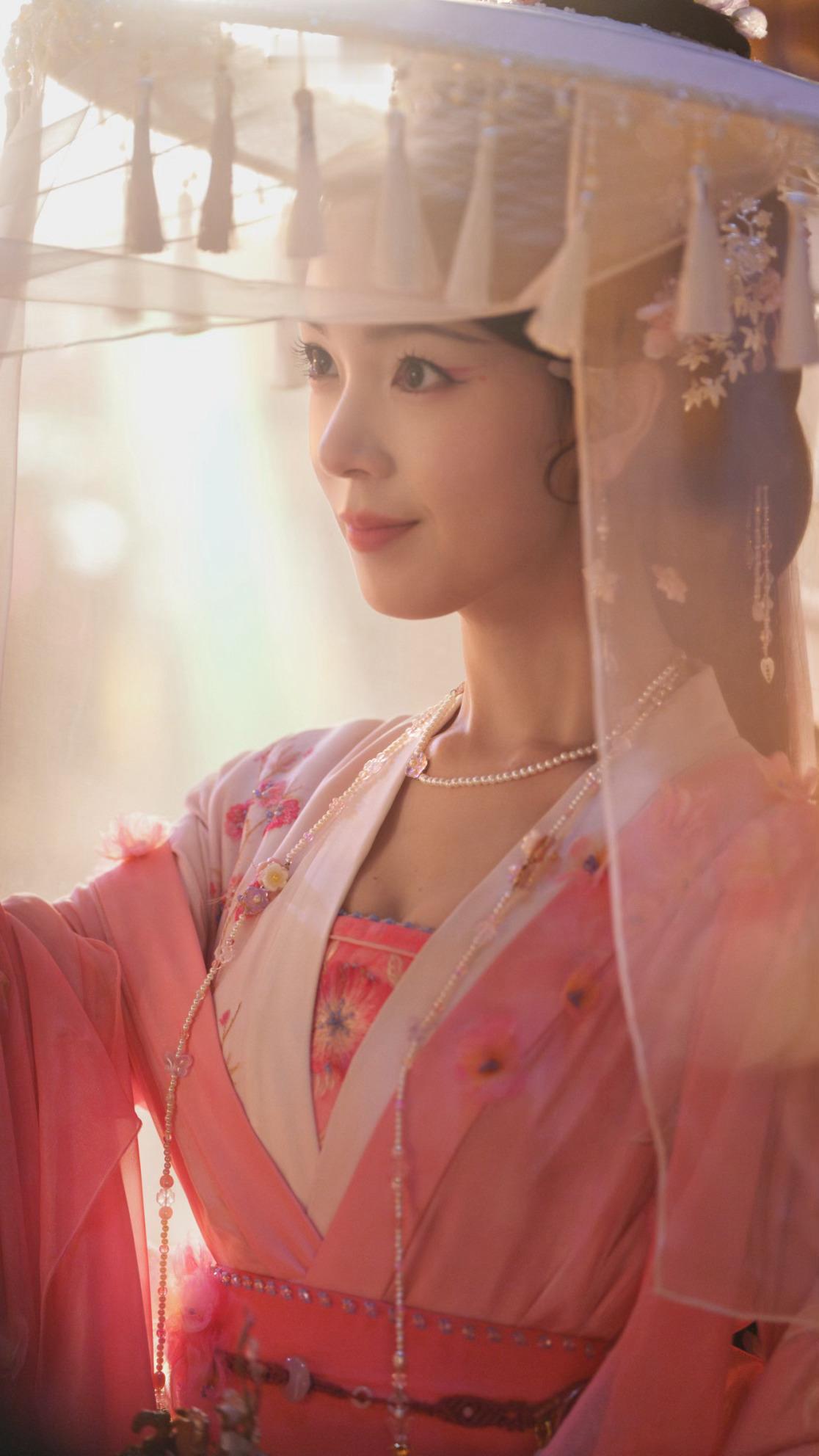 陈瑶 粉纱覆面，流苏坠光，携一身春樱似的温柔，于朦胧处藏尽风华，只待风掀帘幕，将