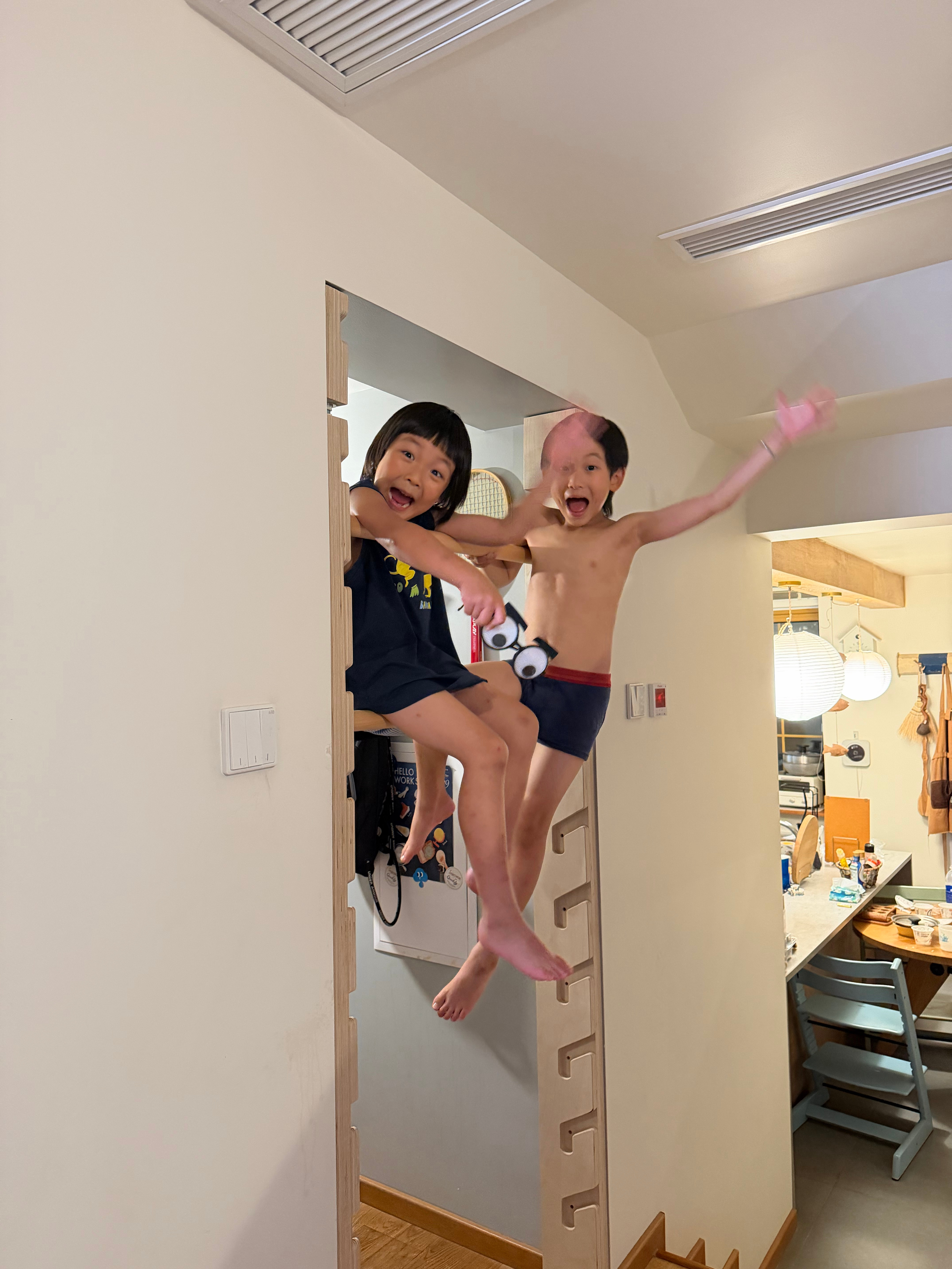 自从阿蛙装了这个架子之后，俩人每天都想玩，体能课全部上完了，爸爸说这个比体能课划