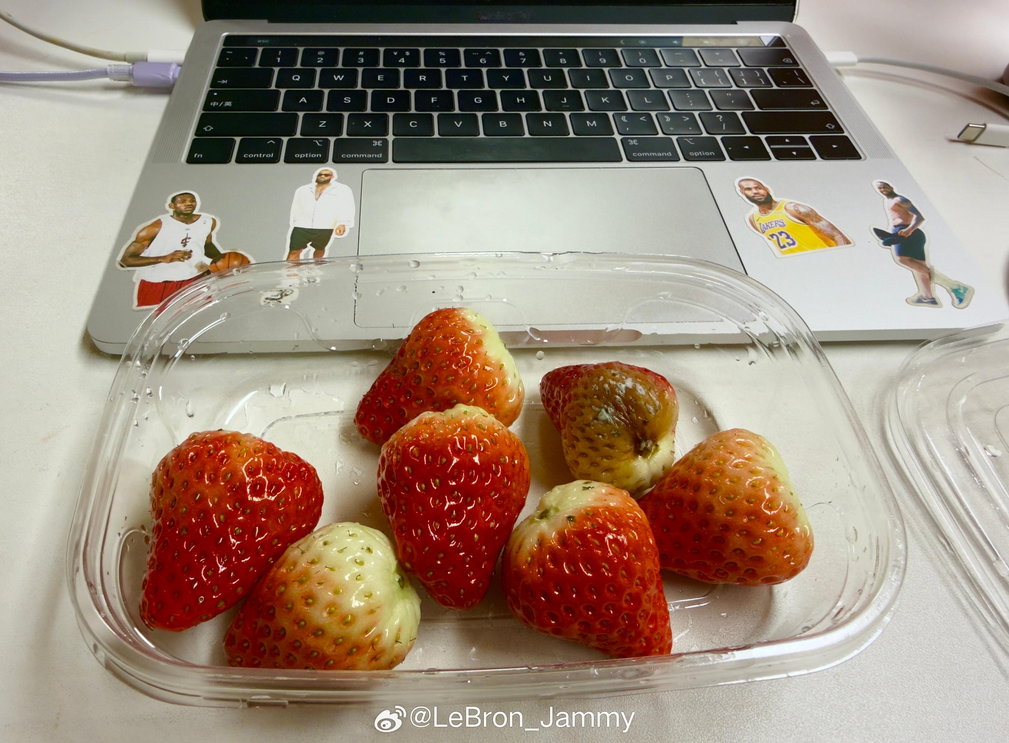 6个草莓加一个坏草莓，怎么敢要我20块的现在的水果店真没良心啊…… 