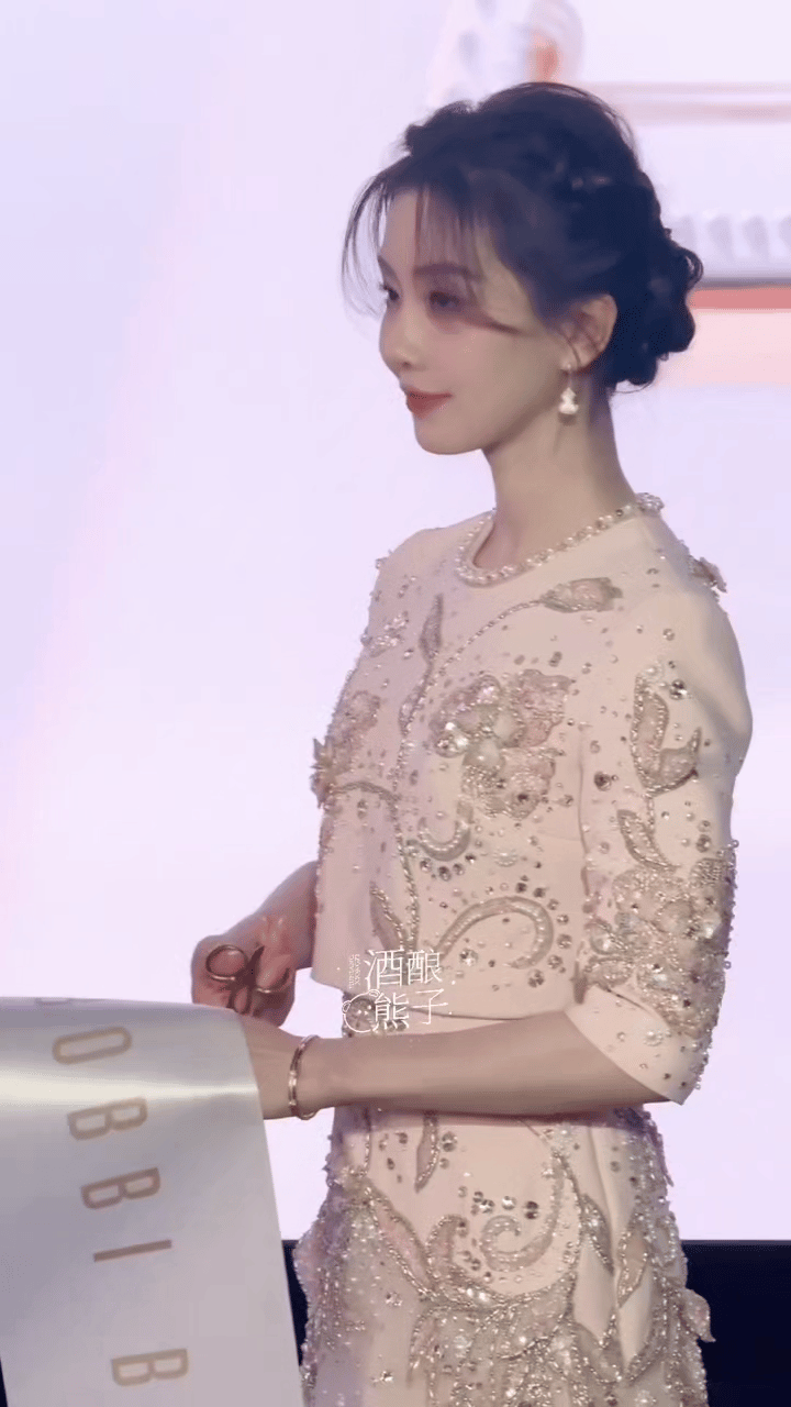 刘诗诗仙女盘参加活动，她真的时刻不忘抬起头颅，刘诗诗肯定算是美女但是感觉没啥特色