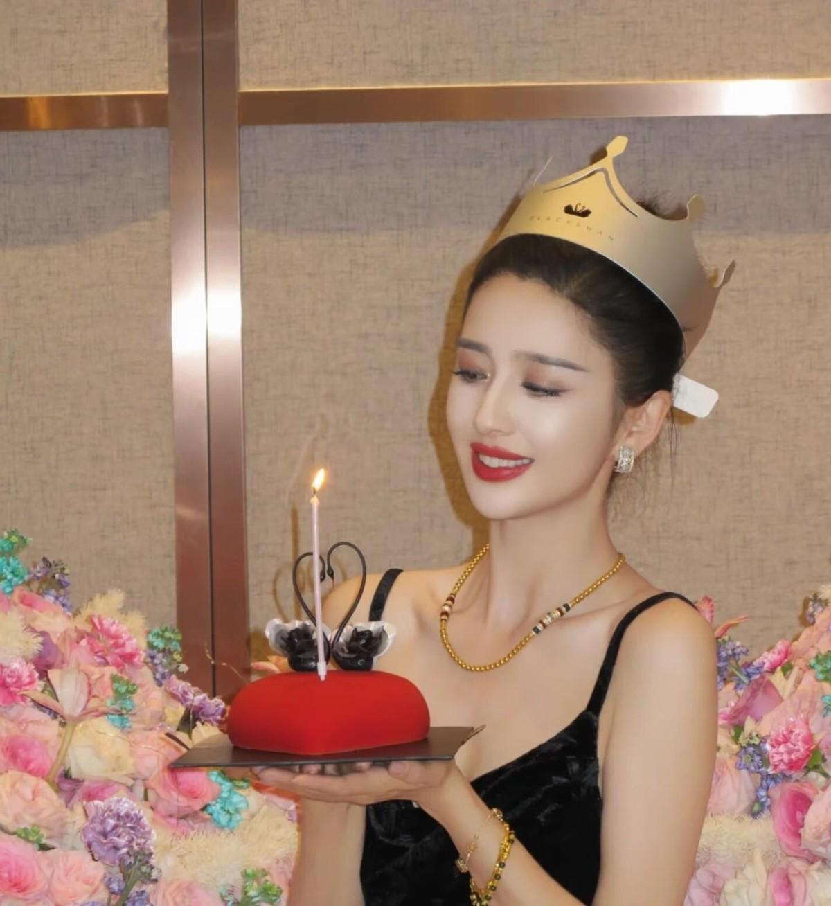 43岁佟丽娅美到让人忘记她已离婚5年，可陈思诚15年零点卡点祝福的背后，真不是网