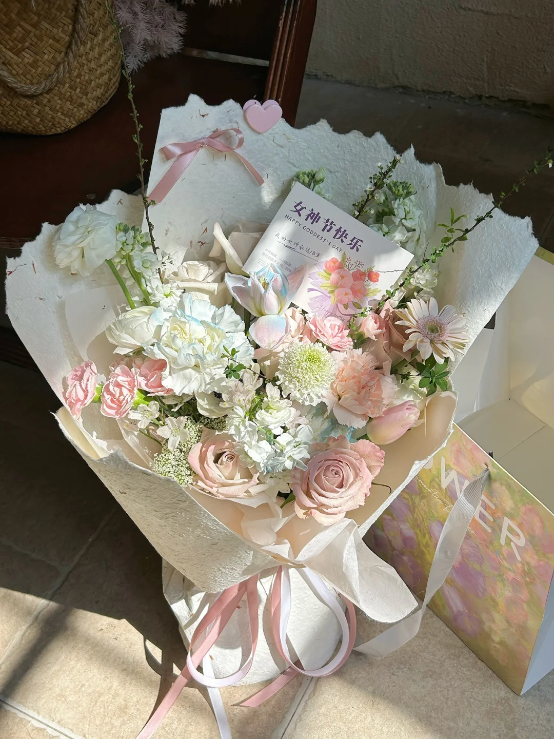 客人说：我女神就该收到这么美的花