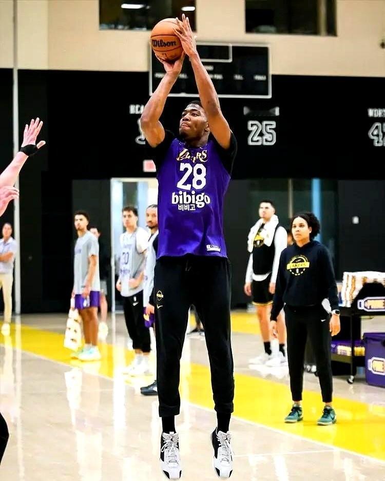 八村塁圣诞大战0分，湖人这首发真该换了？

2025年圣诞夜，湖人主场96比11