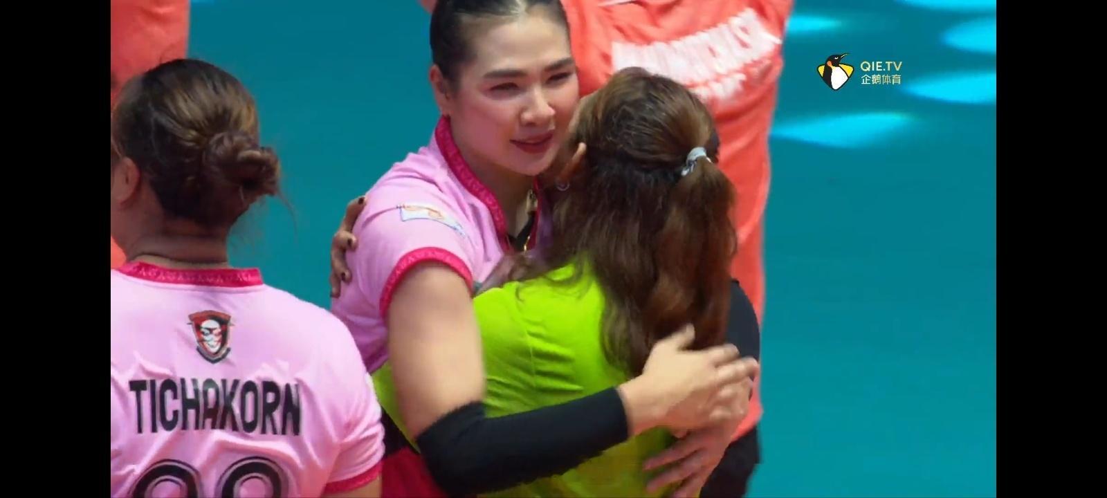 亚冠女排半决赛，泰国呵叻3比2泰国春武里，呵叻拿到了世俱杯资格！两个泰国队伍互相