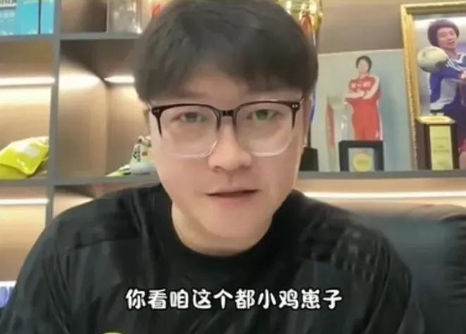 “韩国人吃参长大的像坦克，我们像小鸡崽子。”

国足0：3败给韩国后，先有董路出