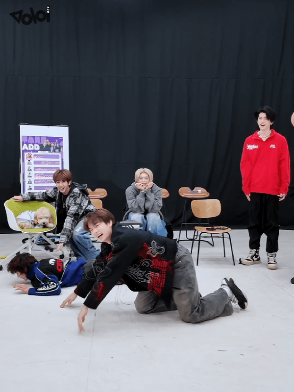 男团技能已经卷到这种地步了吗ADD软骨功挑战人体极限 舞台上有多帅，私下就有多离