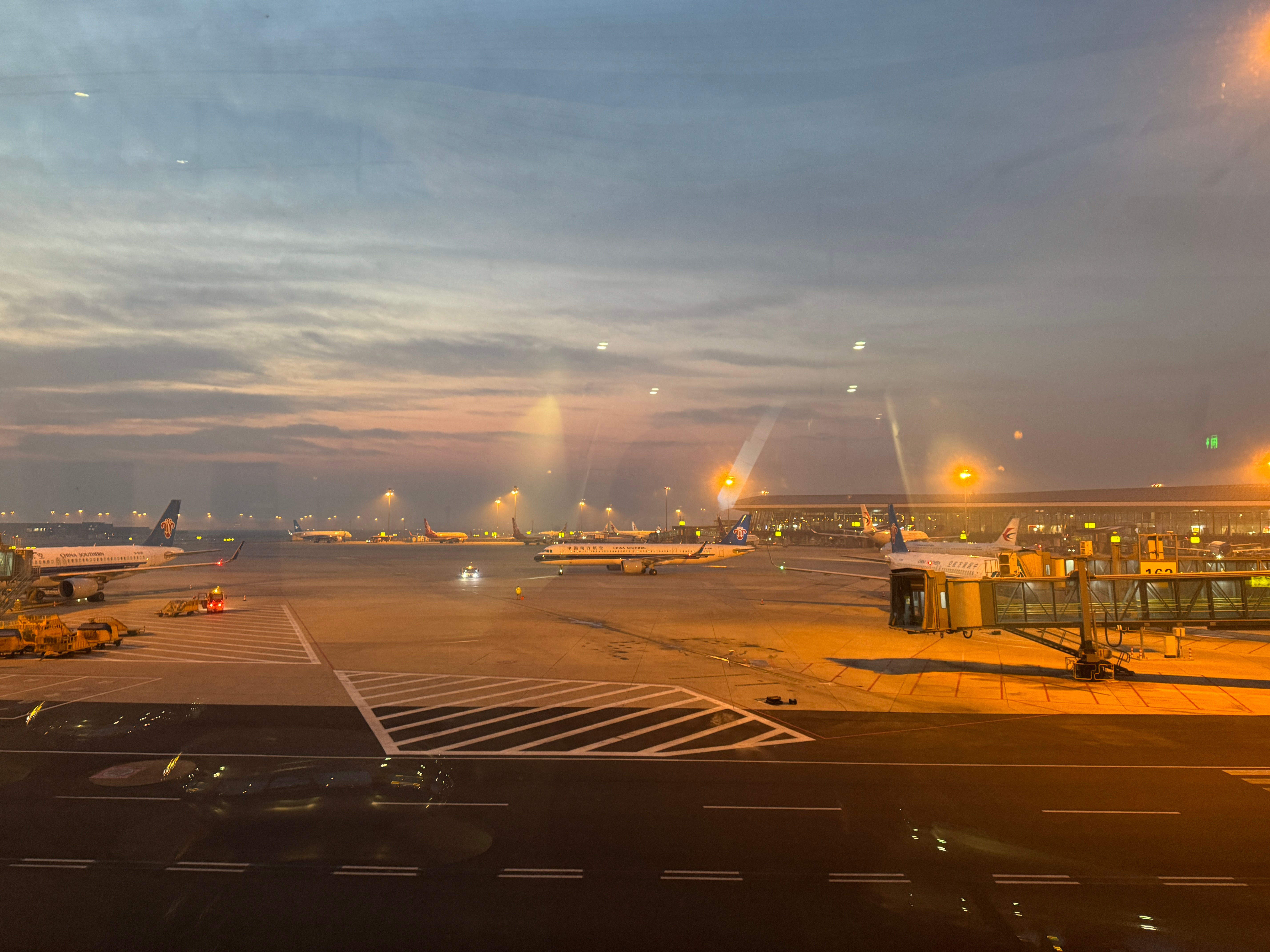 哟吼早班机✈️接下来要在东北待一周，鉴于甲流刚好身子好虚，于是行李箱里装满了我的