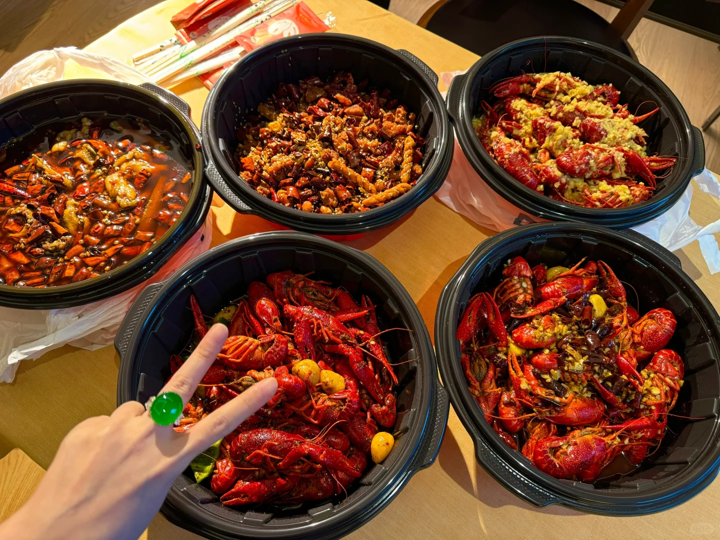 美食好，还是这颗戒指好？