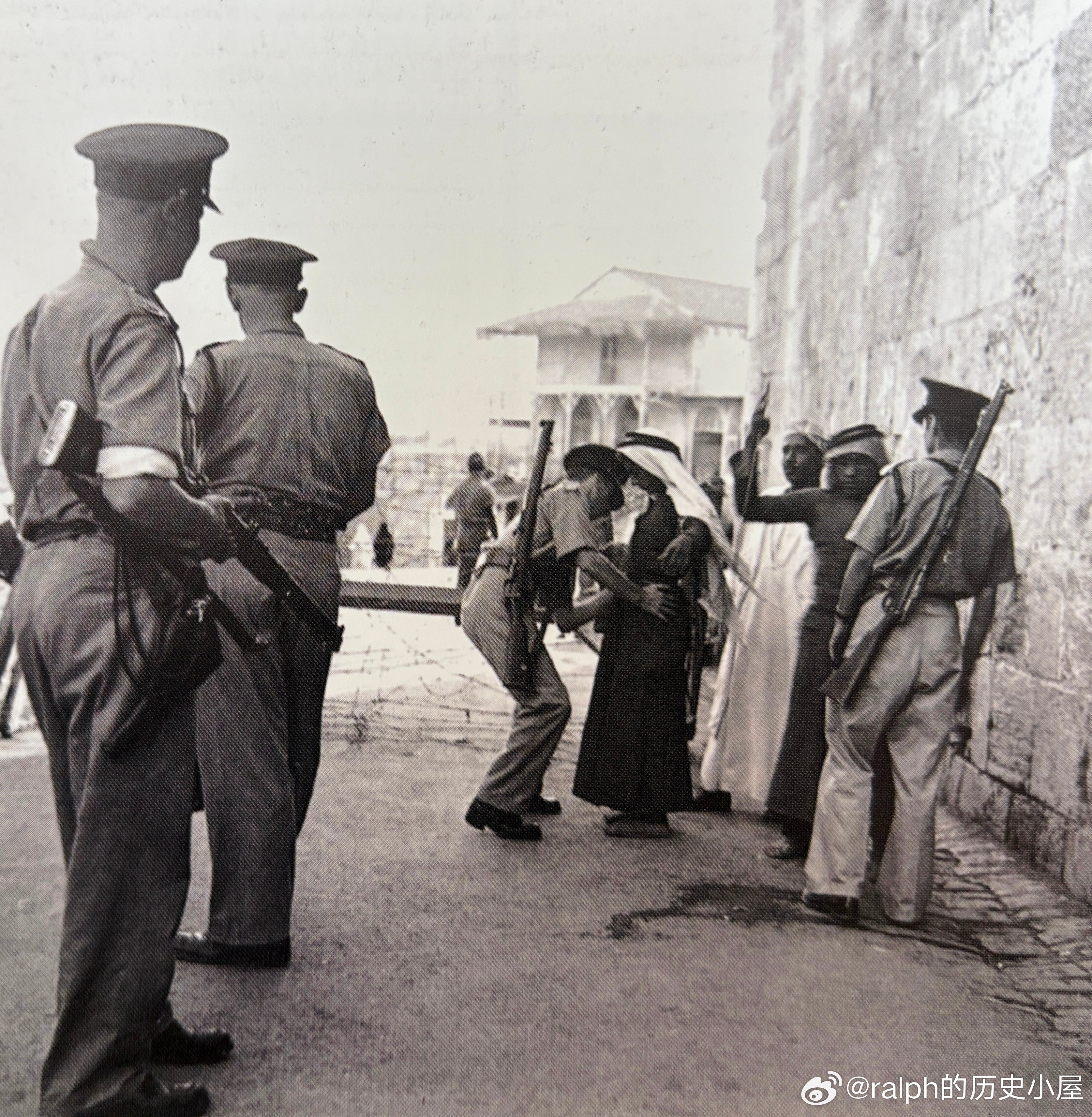 1948年英国军队在巴勒斯坦街上搜查可能带有武器的阿拉伯人历史影像