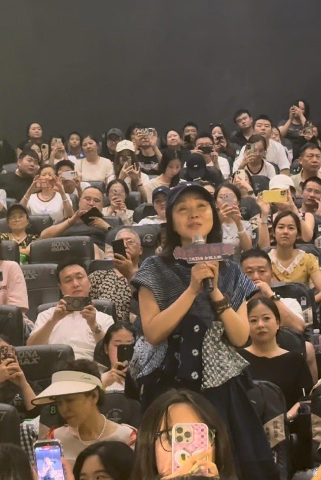 闫妮南京照相馆路演哽咽发言 闫妮西安家乡路演破防！称《南京照相馆》音画交织太戳心