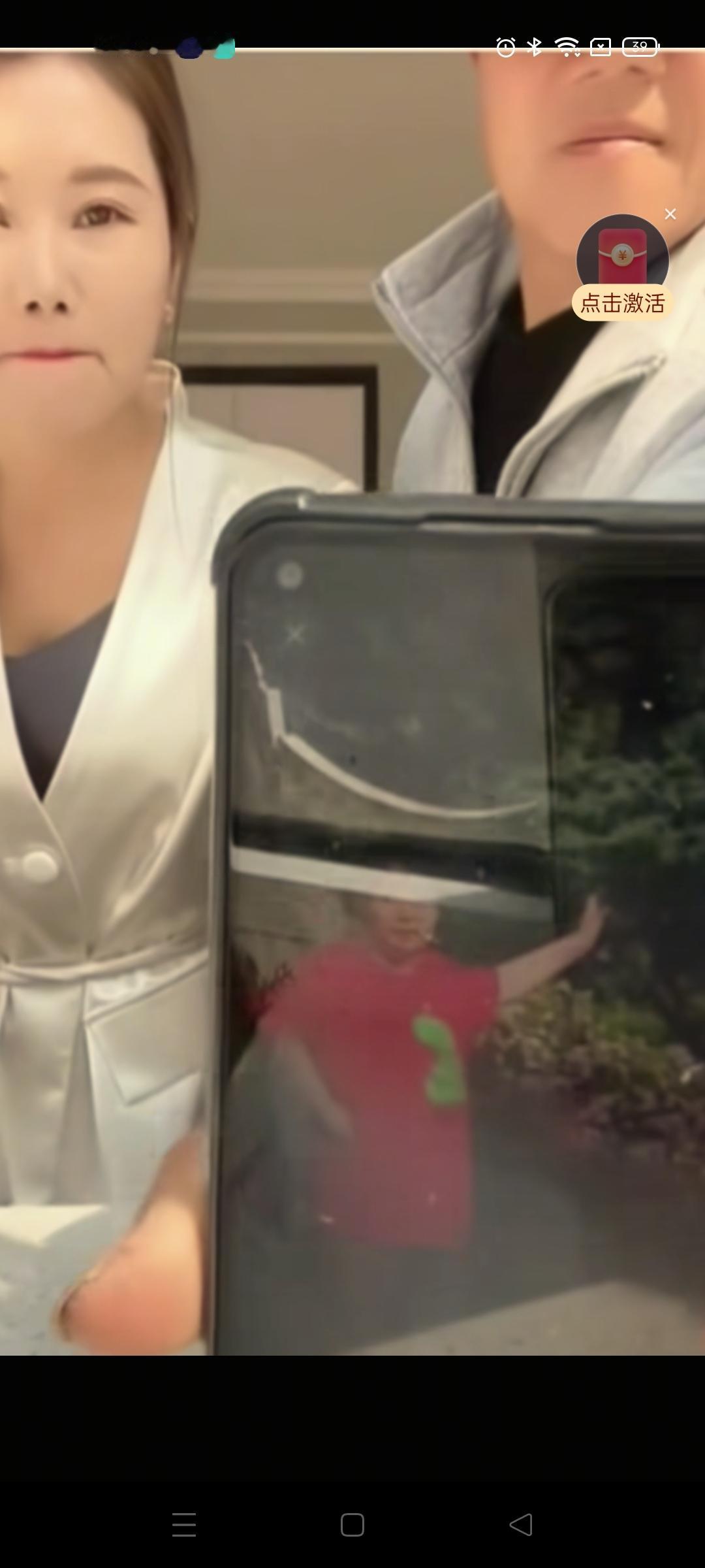 杨妞花和哑叔直播的时候，哑叔突然间晒出了他女朋友向阳花的照片，杨妞花赶紧用手捂住