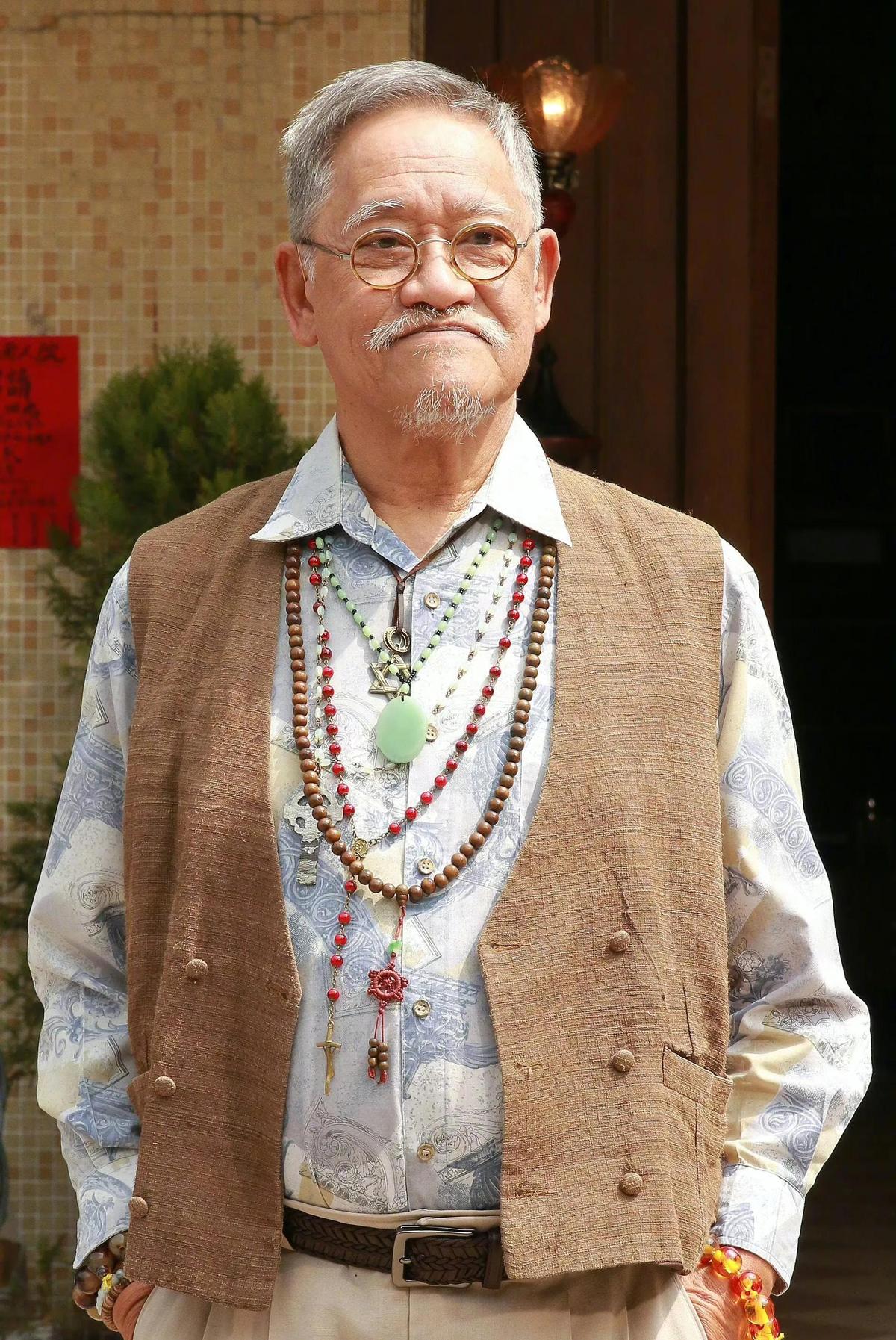 80岁的老戏骨，摔断了腿躺在地上。给儿子打电话，儿子说：我在拍戏，走不开。
最后