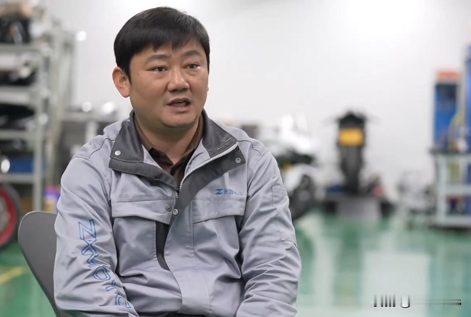 我发现，人的性格是会遗传的

最近在网上爆火的机车张雪，今年39岁，是湖南怀化人