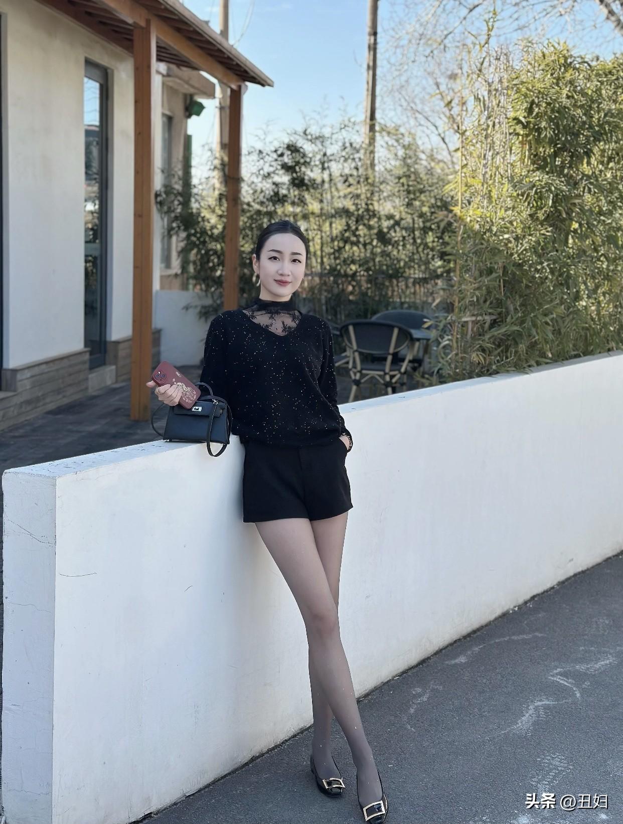 最后，穿着要适合自己，别刻意扮年轻，符合当下长相和体型才漂亮。努力做到这些，你也