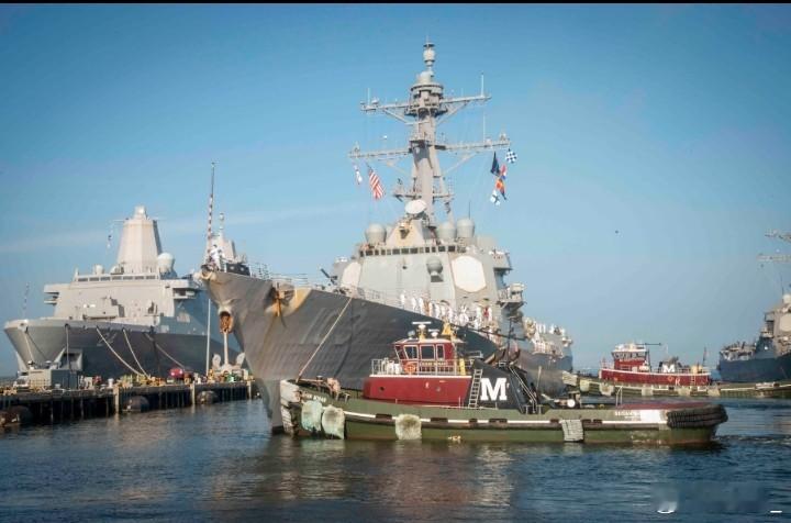 美国海军“特鲁克斯顿”号驱逐舰（ DDG - 103 ）舰长詹姆斯·科菲中校（图