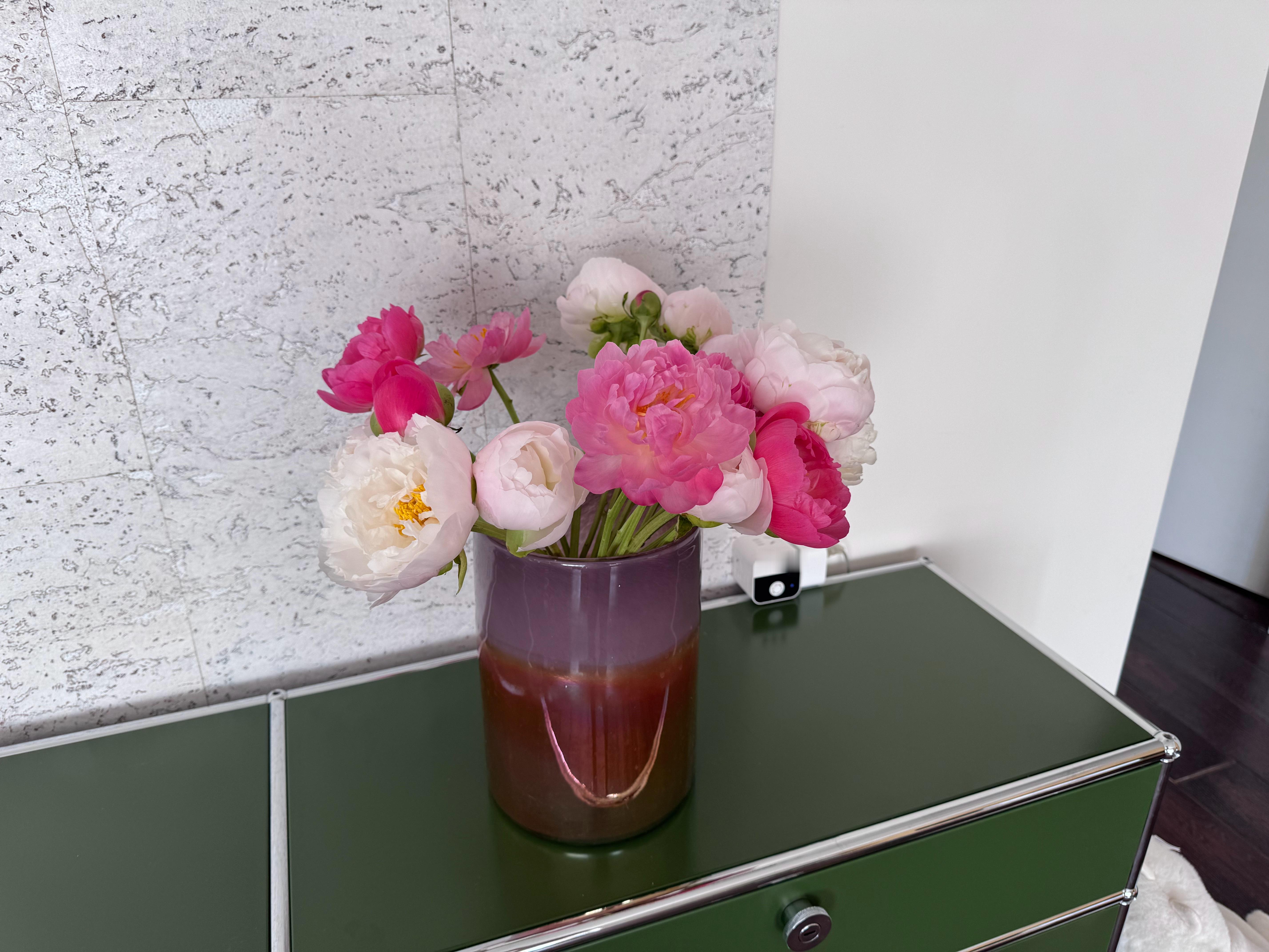 芍药真的开太快了，昨晚第一瓶刚修完，弄第二个花瓶的时候第一瓶都开了，今天醒来花都