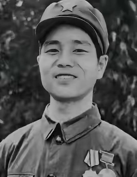 1979年，刘勇抱着一挺轻机枪，摸到越军阵地70米处，对着越军机枪手扫射，谁知子