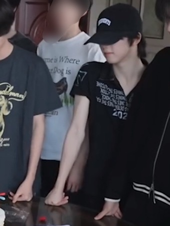 你们看他跟旁边人胳膊对比 整个人都白的发光 性感的不行… 