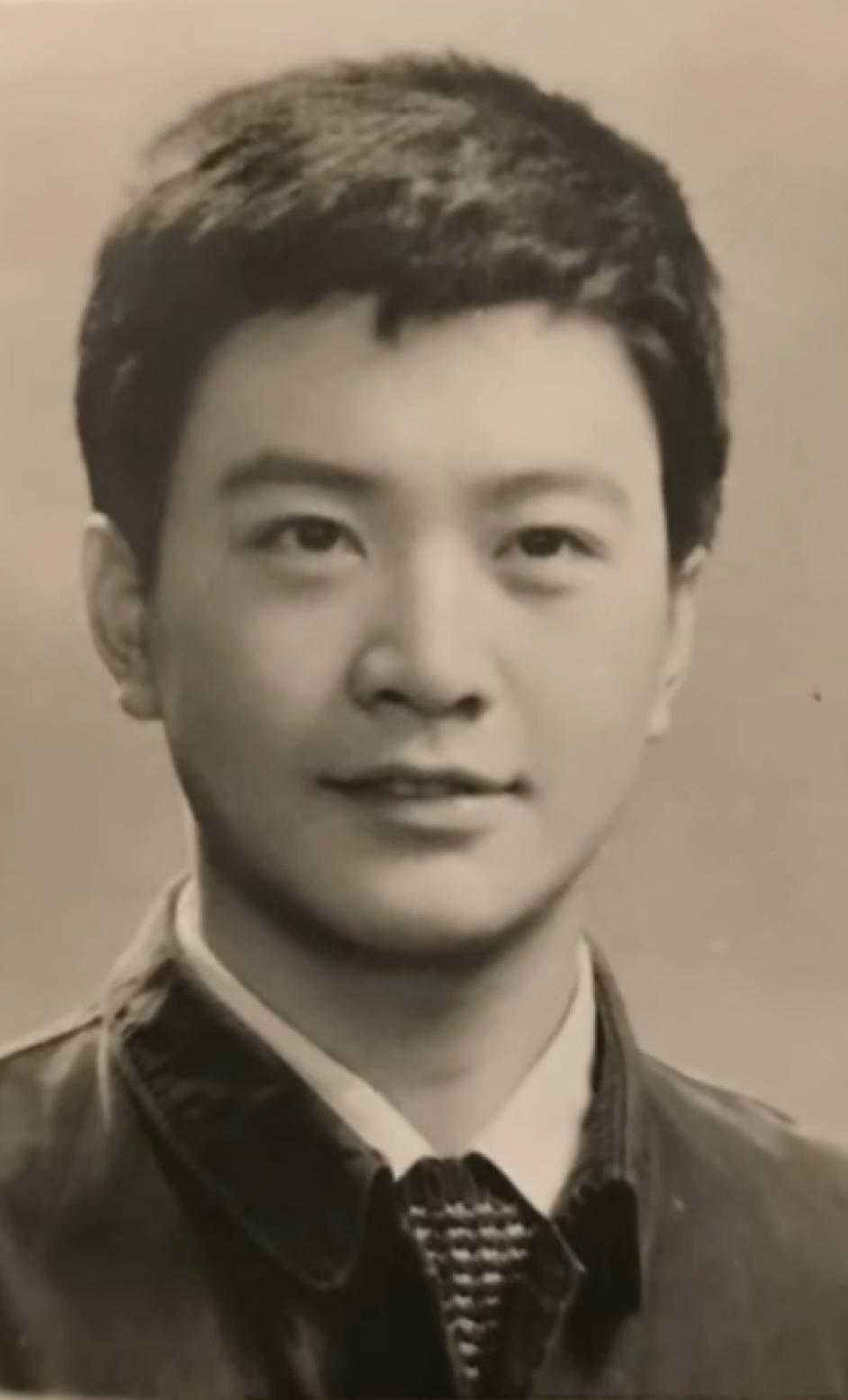 这就是满分的颜值，这张照片是周里京年轻时候的照片，就凭这张脸和身材当年他在报考北