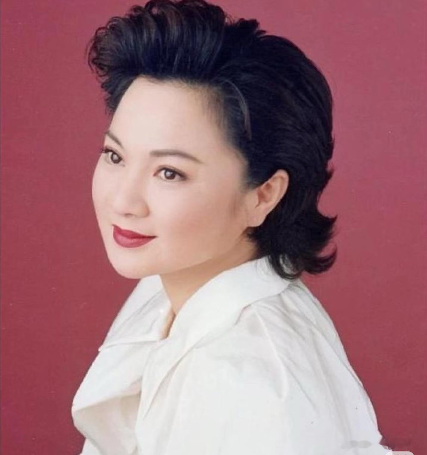 71岁白冰冰发文怀念女儿当母亲怎么会不心痛呢，为了给女儿更好的生活，曾经连续接5