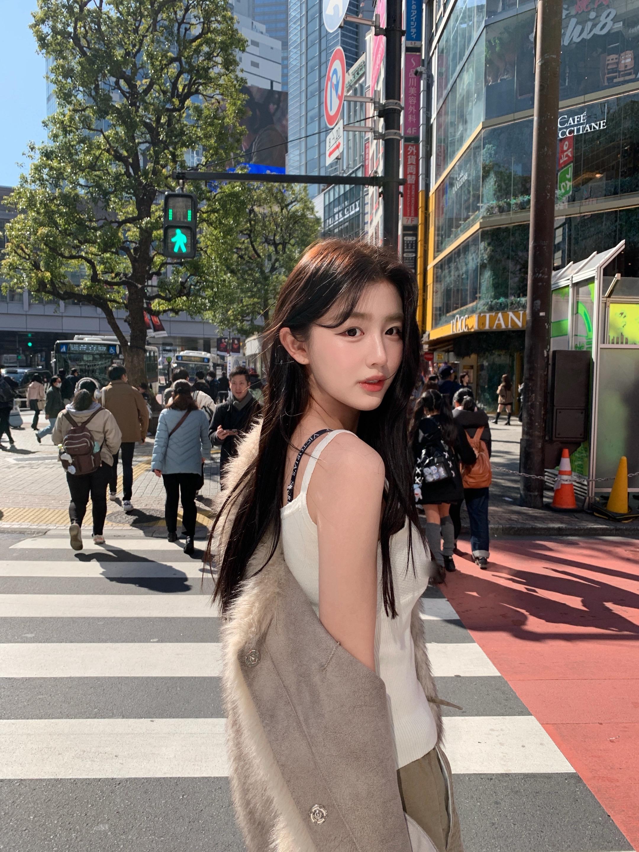 阳光照亮着你眼睛 不需要再多 也美丽