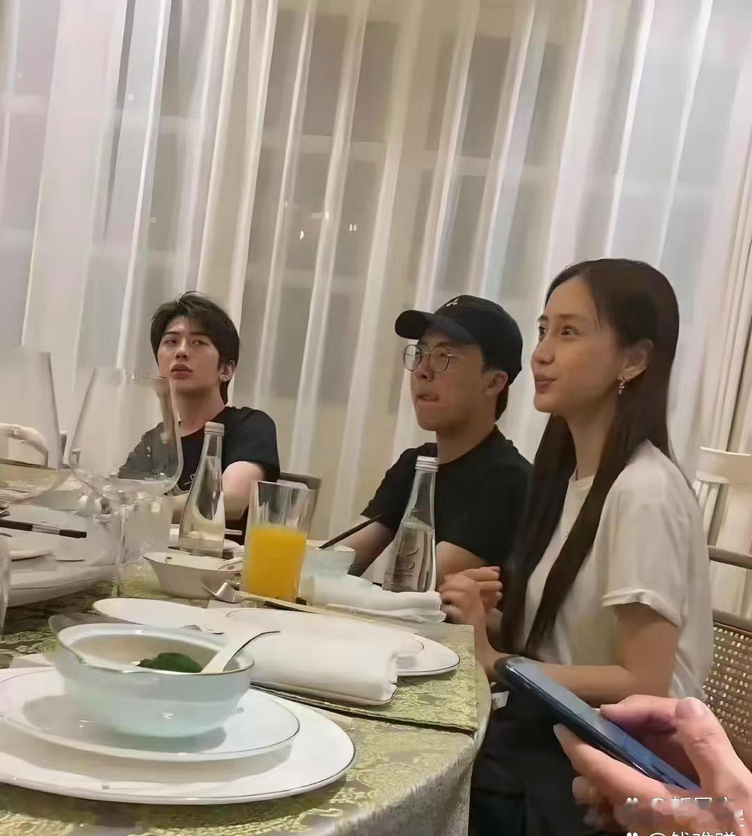 原来明星私下的饭局，都是素颜的状态？ 