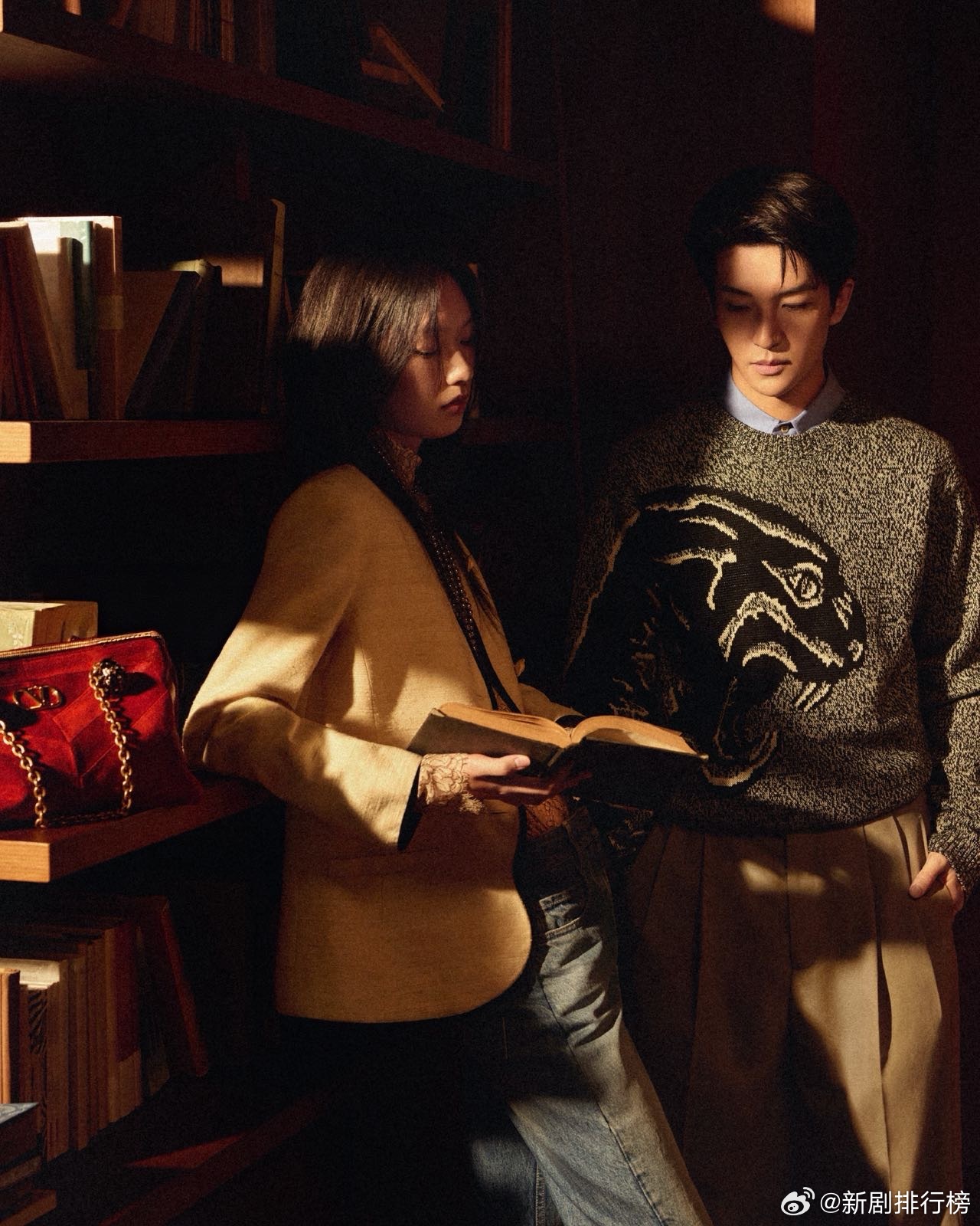 黄子弘凡有港片那味儿了 镜头下的黄子弘凡自带复古胶片滤镜，整套大片叙事感十足，褪